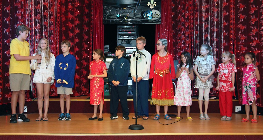 11 孟子中文学校的小朋友用中文表演节目