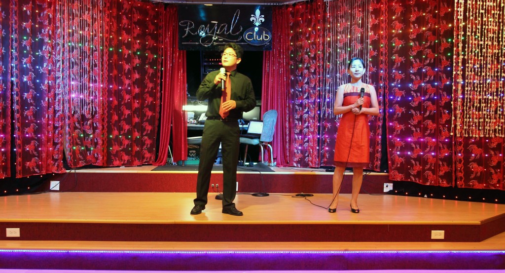 21 凤凰城著名夫妻歌手魏怡萍，蒋铁兵演唱“我和你“